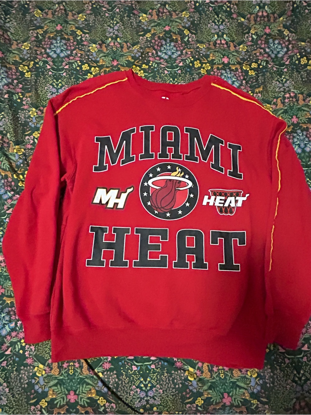 NBA Miami Heat Red Crewneck Sweatshirt Large 2022 Logo Graphic Pullover. Large